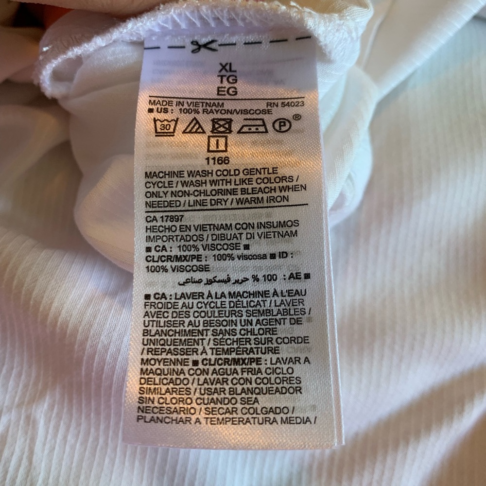 Old navy blouse NWT - Picture 5 of 8